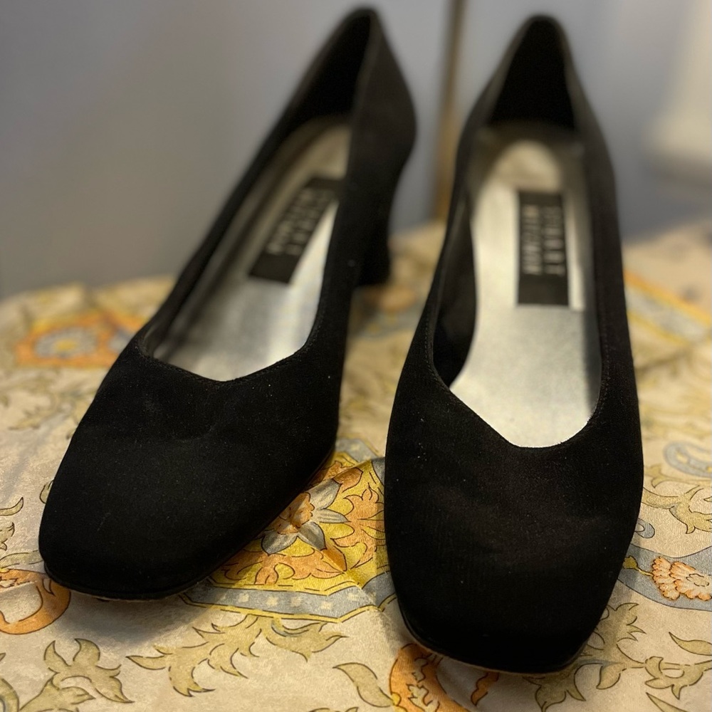 Stuart Weitzman Ballet style low pump heels. Size 7M Refined & Sophisticated.